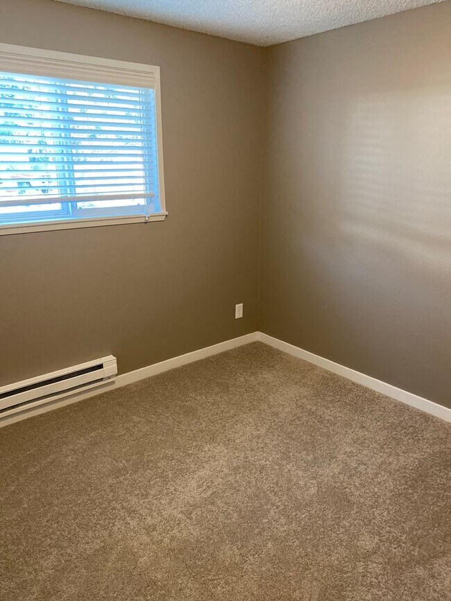 Building Photo - 3 bedroom, 1.5 bath Rambler Located at the...