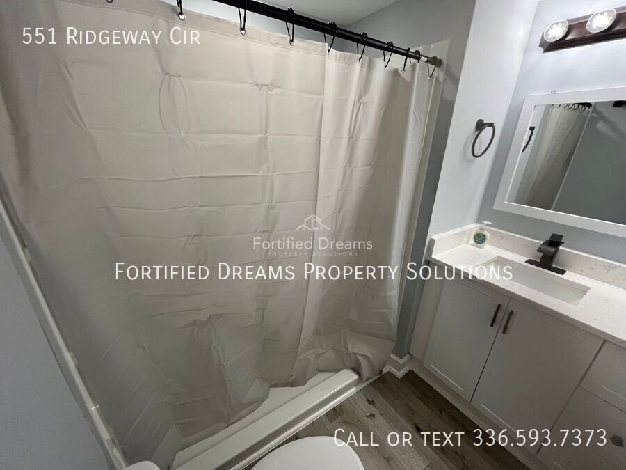 Building Photo - 551 Ridgeway Cir