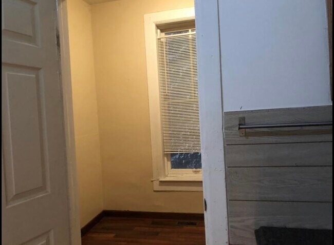 Building Photo - 1014 N Paulina St