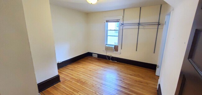 Building Photo - Great 2 Bedroom Unit in Northeast! -- Heat...