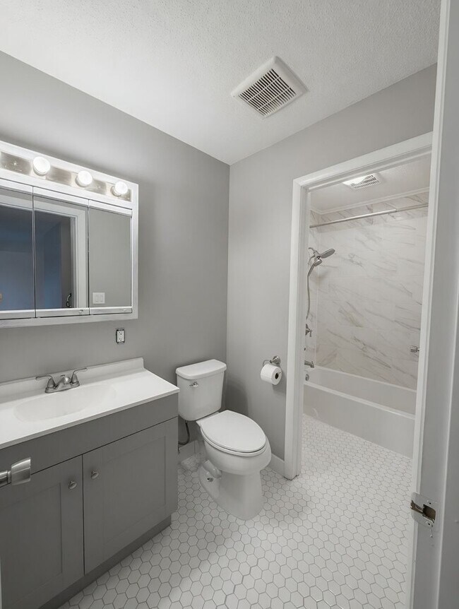 Building Photo - Freshly Updated, Stylish 2 bed 2 bath Condo in Bloomington