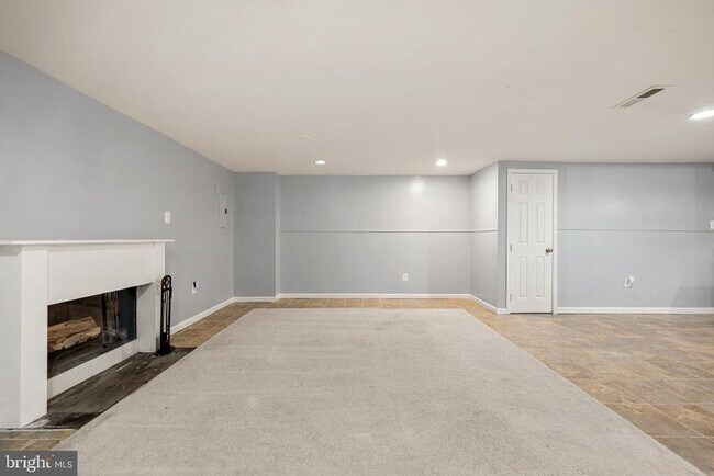 Building Photo - 6104 Old Brentford Ct