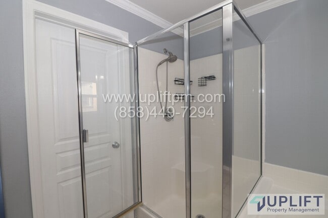 Building Photo - Beautiful 4BR/3BA Townhouse for Lease in Legacy Walk - Southcrest