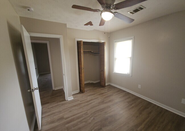 Building Photo - 5727 Lexington Dr