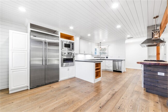 Building Photo - 1281 La Colina Dr