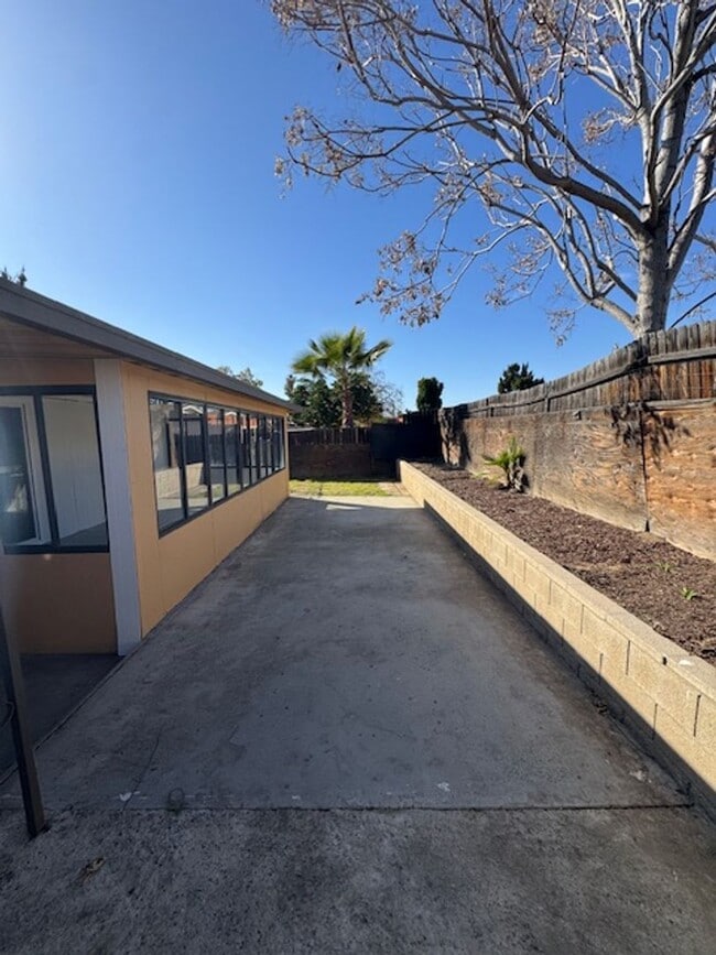 Building Photo - Paradise Home in 55+ Community