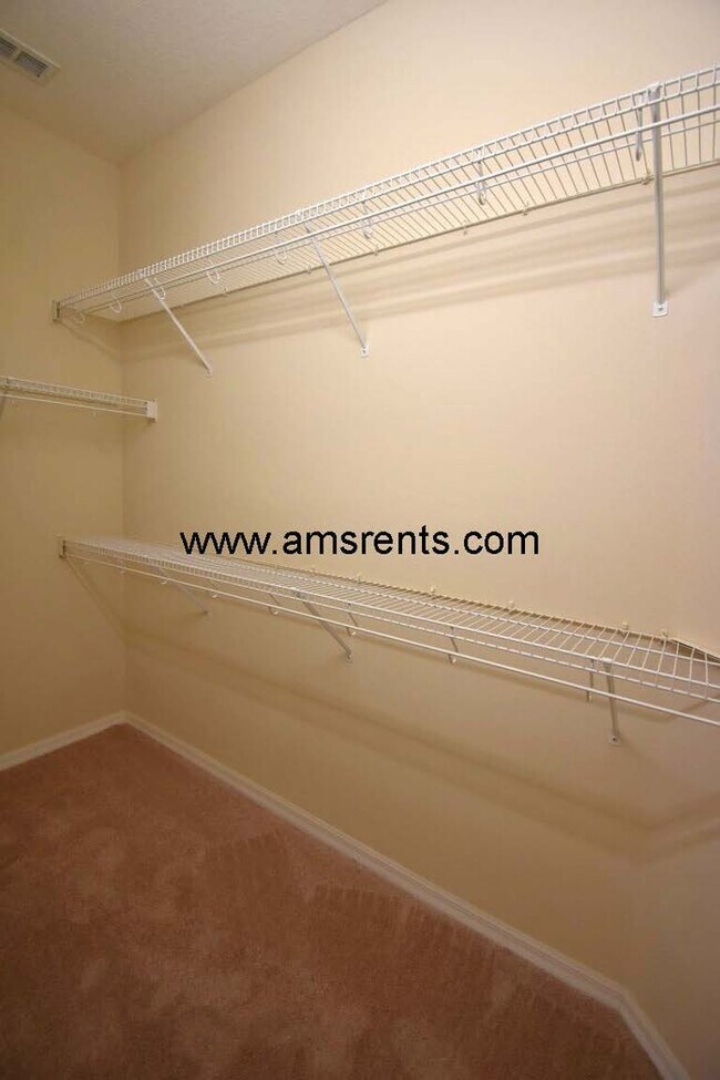 Building Photo - Spacious 5 bedroom home in Hunter Creek