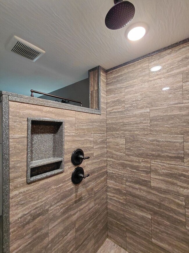 Building Photo - Beautiful home close to post