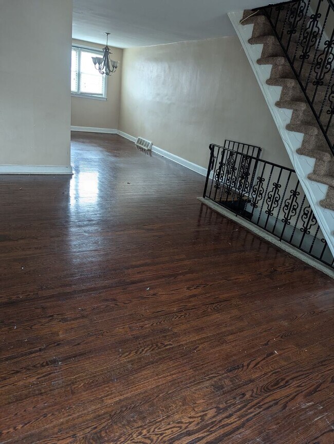 Building Photo - Spacious 3BR Home in Overbrook Park – Front Yard, Modern Kitchen, Washer and Dryer & Basement