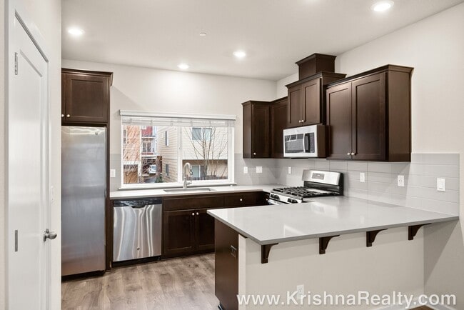 Building Photo - Lovely 2 BR* 2.5 BA Townhome in Hillsboro, Minutes from Orenco Station! **Excellent Location!**