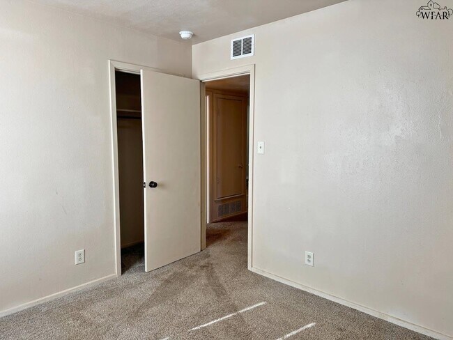 Building Photo - 1408 Normandy Dr