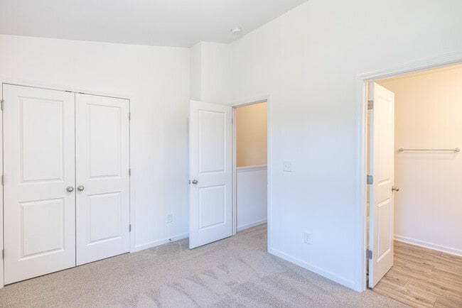 Building Photo - Lowell Townhome End Unit
