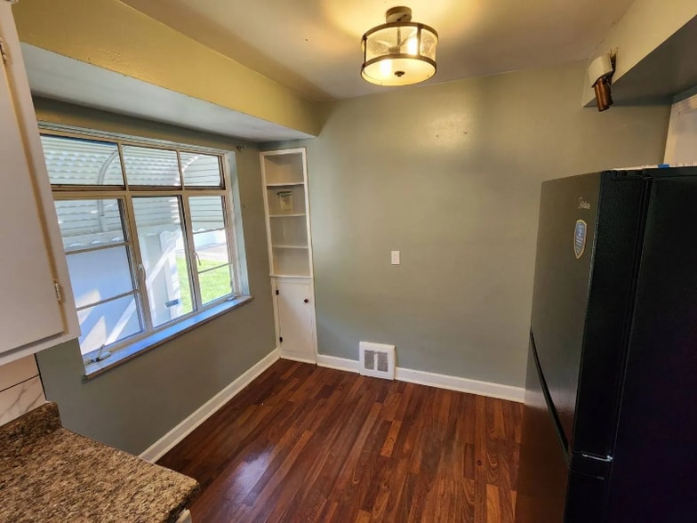 Building Photo - 11202 Mountview Ave