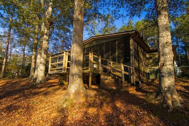 Building Photo - 1631 W Pine Lake Dr