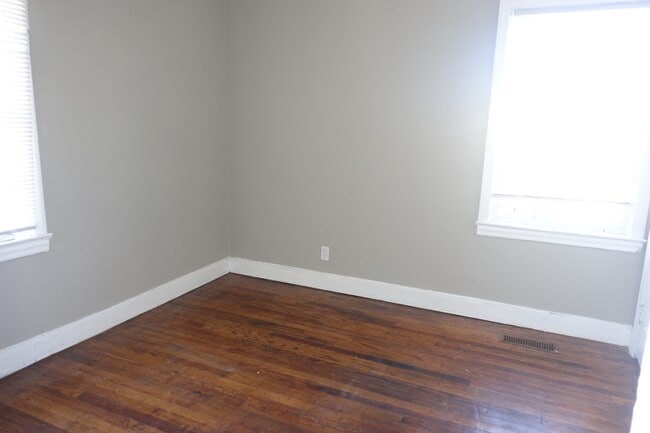 Building Photo - 831 4th Ct W