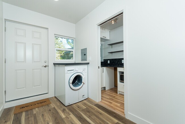 Building Photo - 3251 Vickers Dr