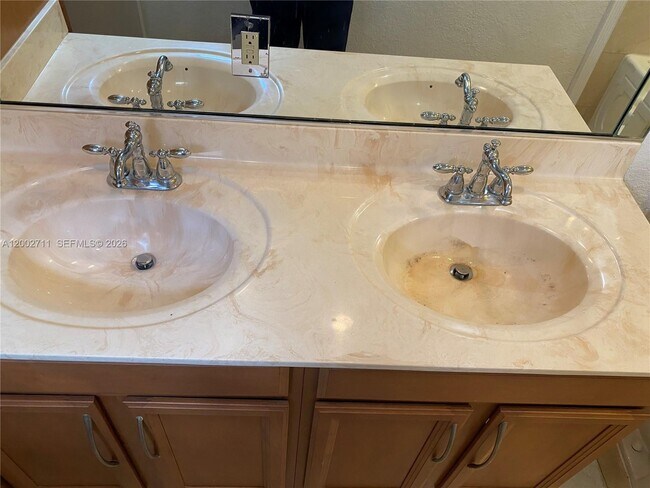 Building Photo - 2471 SW 82nd Ave