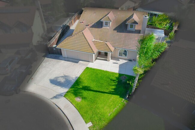 Building Photo - BEAUTIFUL 4 BEDROOM HOME WITH SWIMMING POOL!