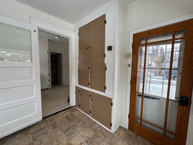 Building Photo - 916 9th St