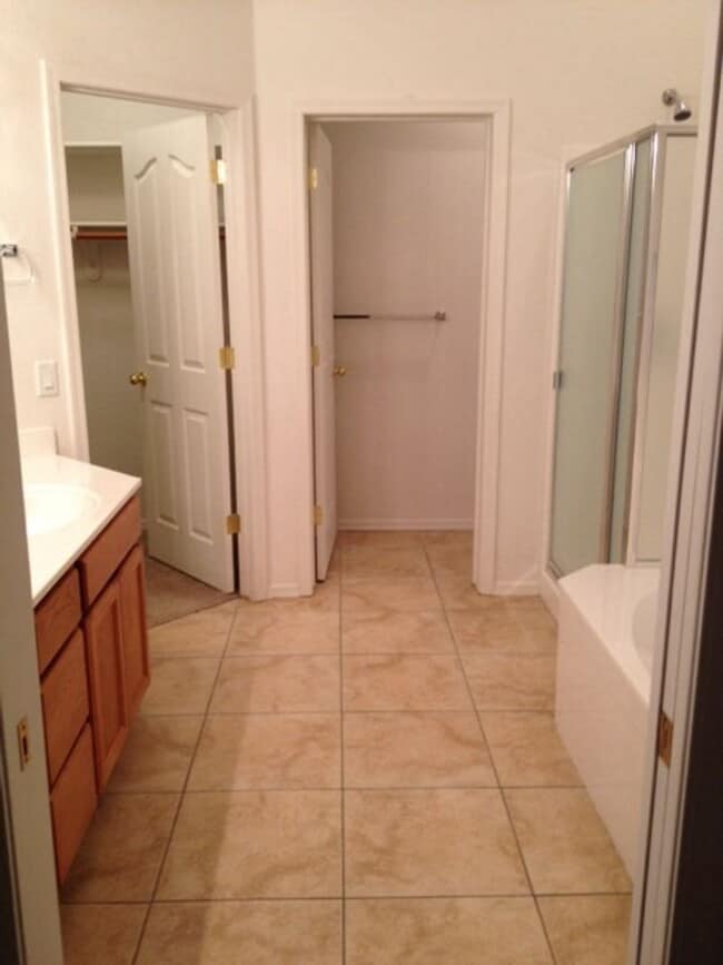 Building Photo - 6956 E Sandhurst Dr