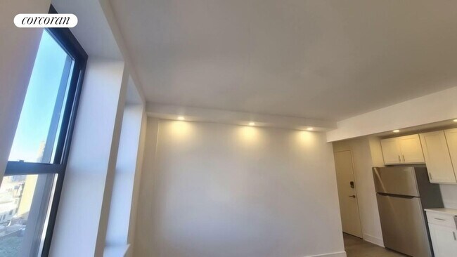 Building Photo - 45 W 81st St