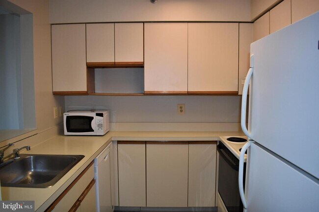 Building Photo - 10101 Grosvenor Pl