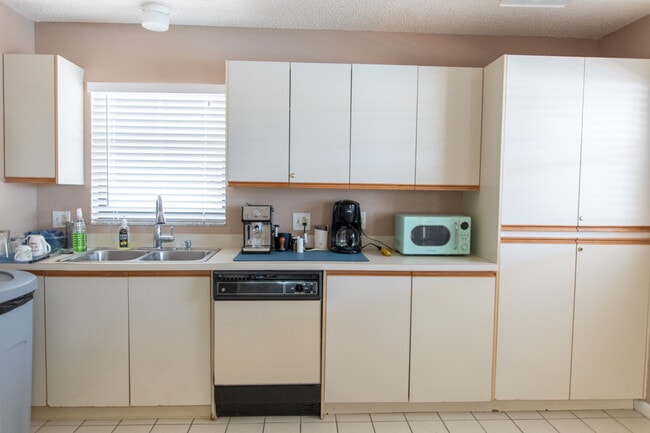 Building Photo - 1000 Cove Cay Dr