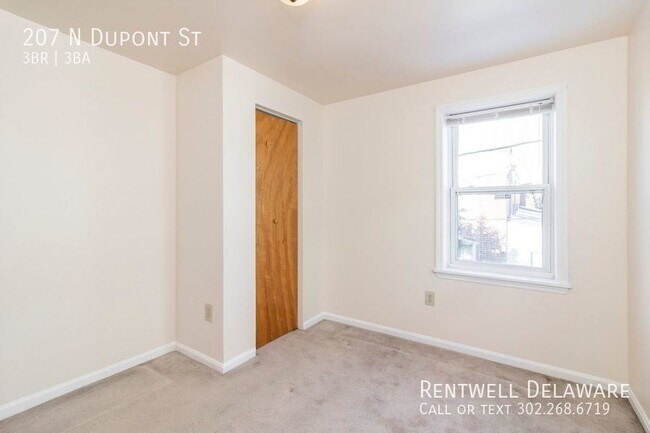 Building Photo - GORGEOUS TOWNHOME