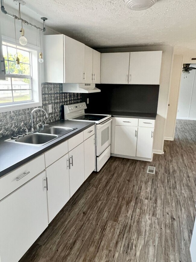 Building Photo - Move in ready!! 2BD/2BA spacious mobile home!
