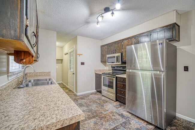 Building Photo - Spacious 3-Bed Home in District 6! Private...