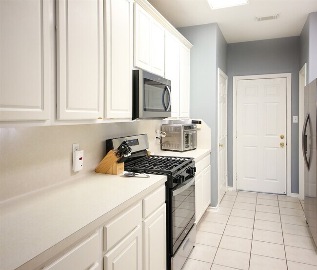 Building Photo - 6 Scenic Brook Ct
