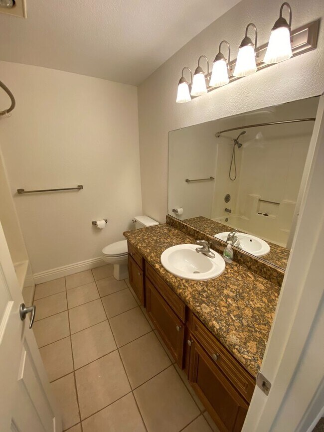 Building Photo - Quiet IB Townhome for Rent!