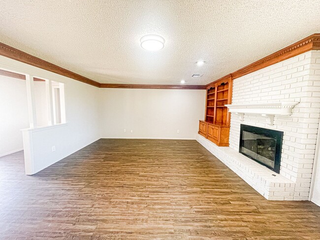 Building Photo - 3 Bed 2 Bath in OKC!