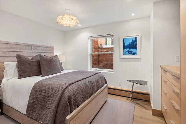 Building Photo - 447 E Cooper Ave