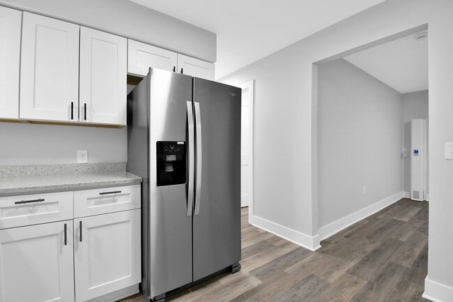 Building Photo - Freshly Renovated Duplex. Upstairs and Downstairs Units Available Now. Schedule a Schedule Today!