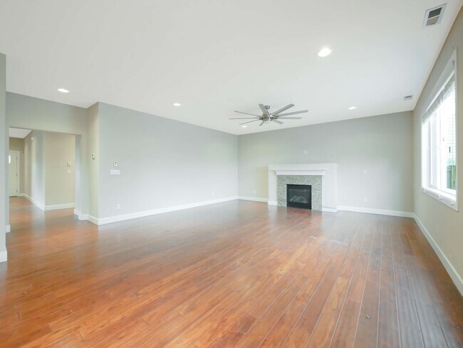 Building Photo - 4 Bed and 2.5 Bath Beautiful Single-family...