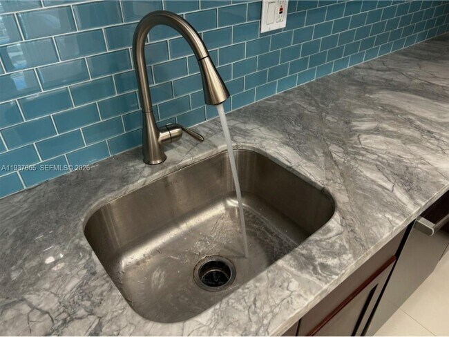 Building Photo - 2030 S Ocean Dr