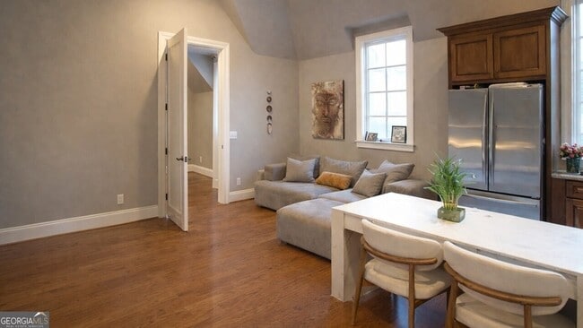 Building Photo - 453 Londonberry Rd NW