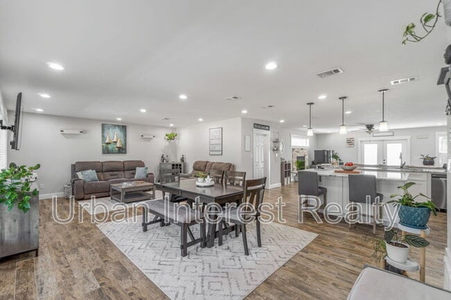 Building Photo - 708 Marcia Cir