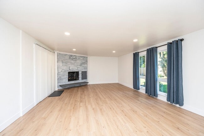 Building Photo - Lakewood Rambler 3 bedroom + Bonus