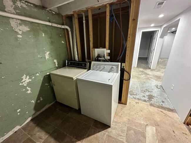 Building Photo - Cute 3 bed 2 bath House Available Now!