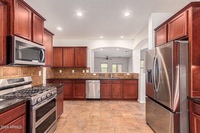 Building Photo - 10847 W Avenida Del Rey