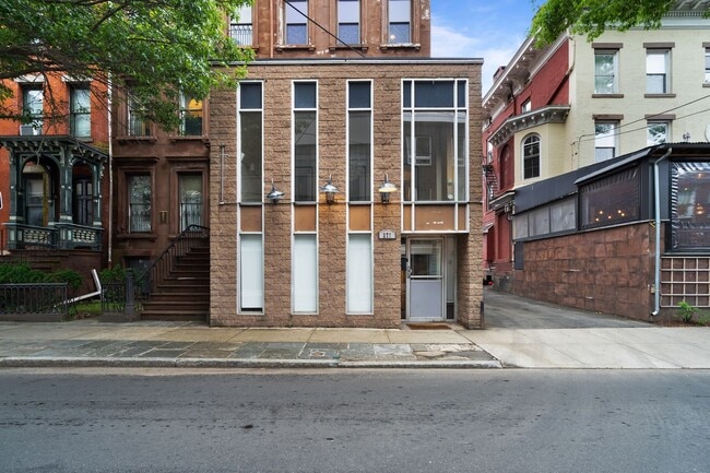 Building Photo - 277 Crown St