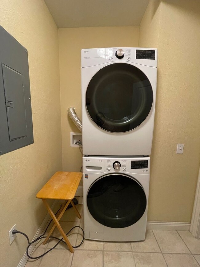 Building Photo - Fully-Furnished 3 Bedroom Condo in Smithton Crossing - Perfect for Traveling Professionals!