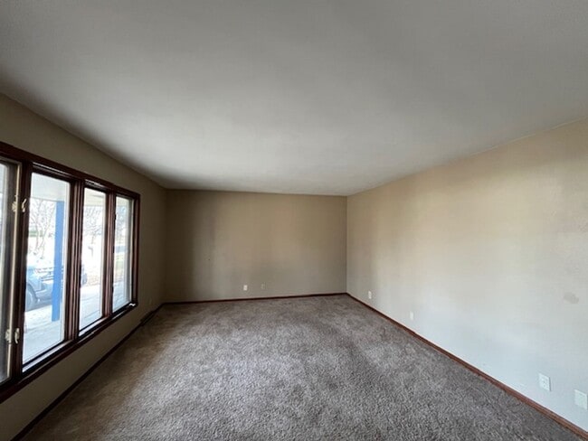 Building Photo - 3824 Skyview Dr