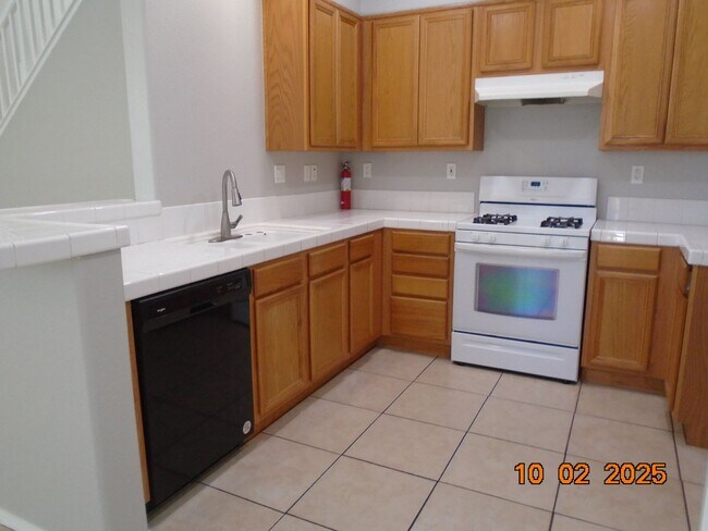 Building Photo - 2 bedroom condo in Vineyards gated community