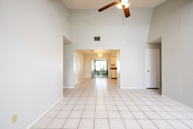 Building Photo - Cute 4/2 House In Buenaventura Lakes for Rent