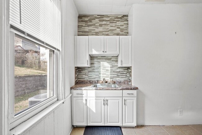 Building Photo - Amazing 3 bedroom home in Mt. Washington available June 1st!