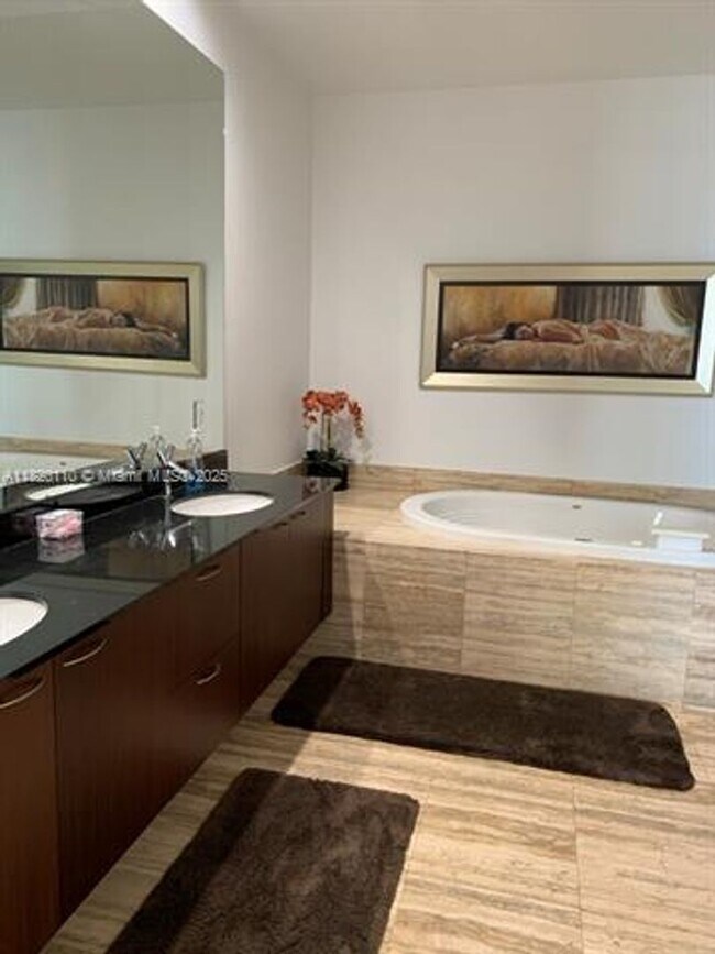 Building Photo - 16001 Collins Ave