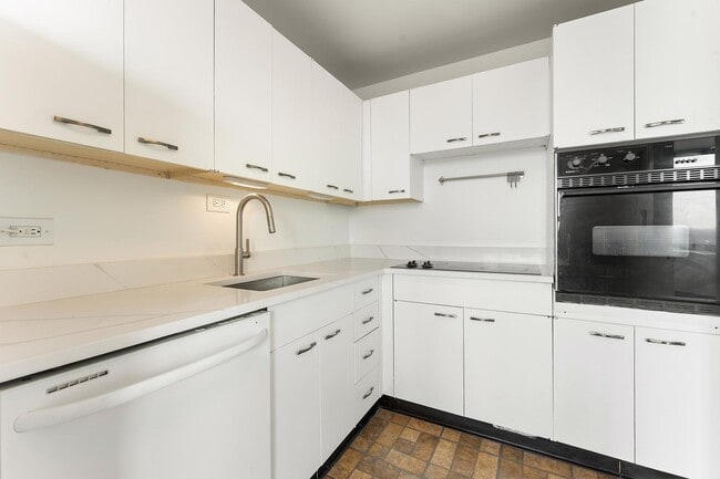 Building Photo - 1700 E 56th St